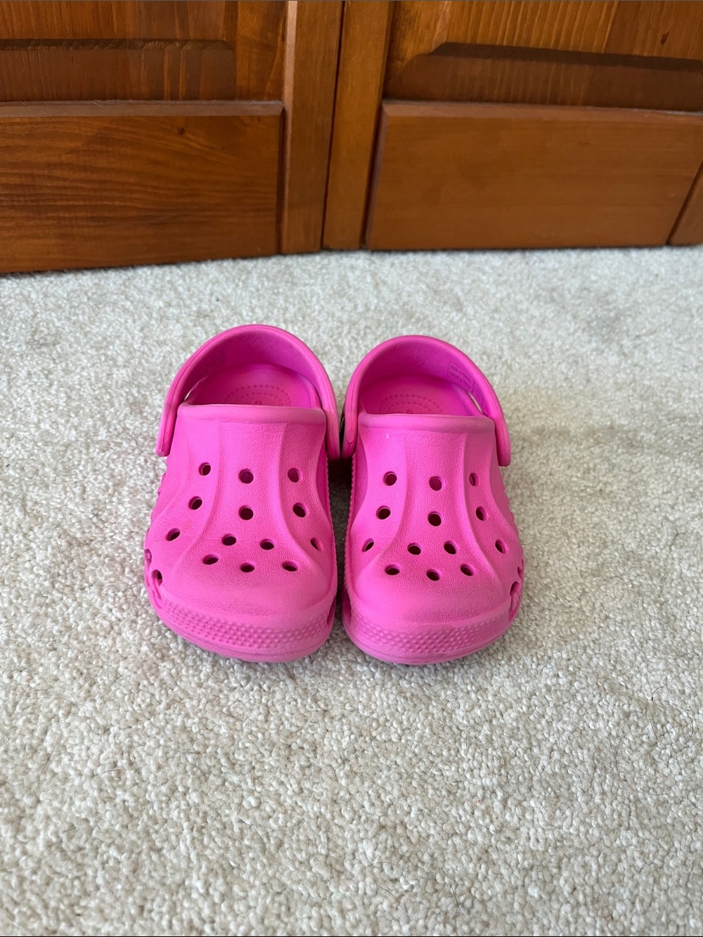 CROCS Kids Solid Hot Pink Clog with Heel Strap Kids Size. 7